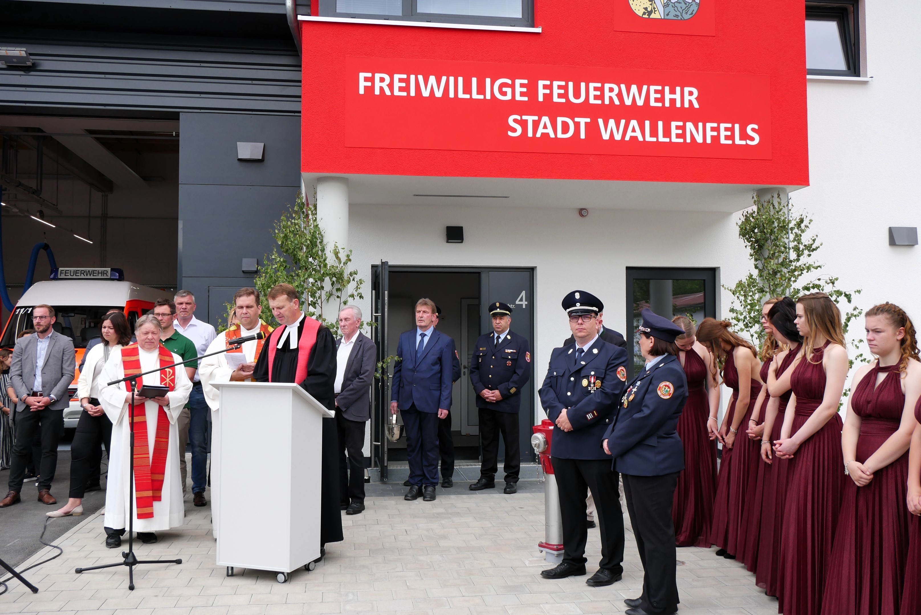 Segnung des neuen Feuerwehrgerätehauses durch Pfarrer Krauter