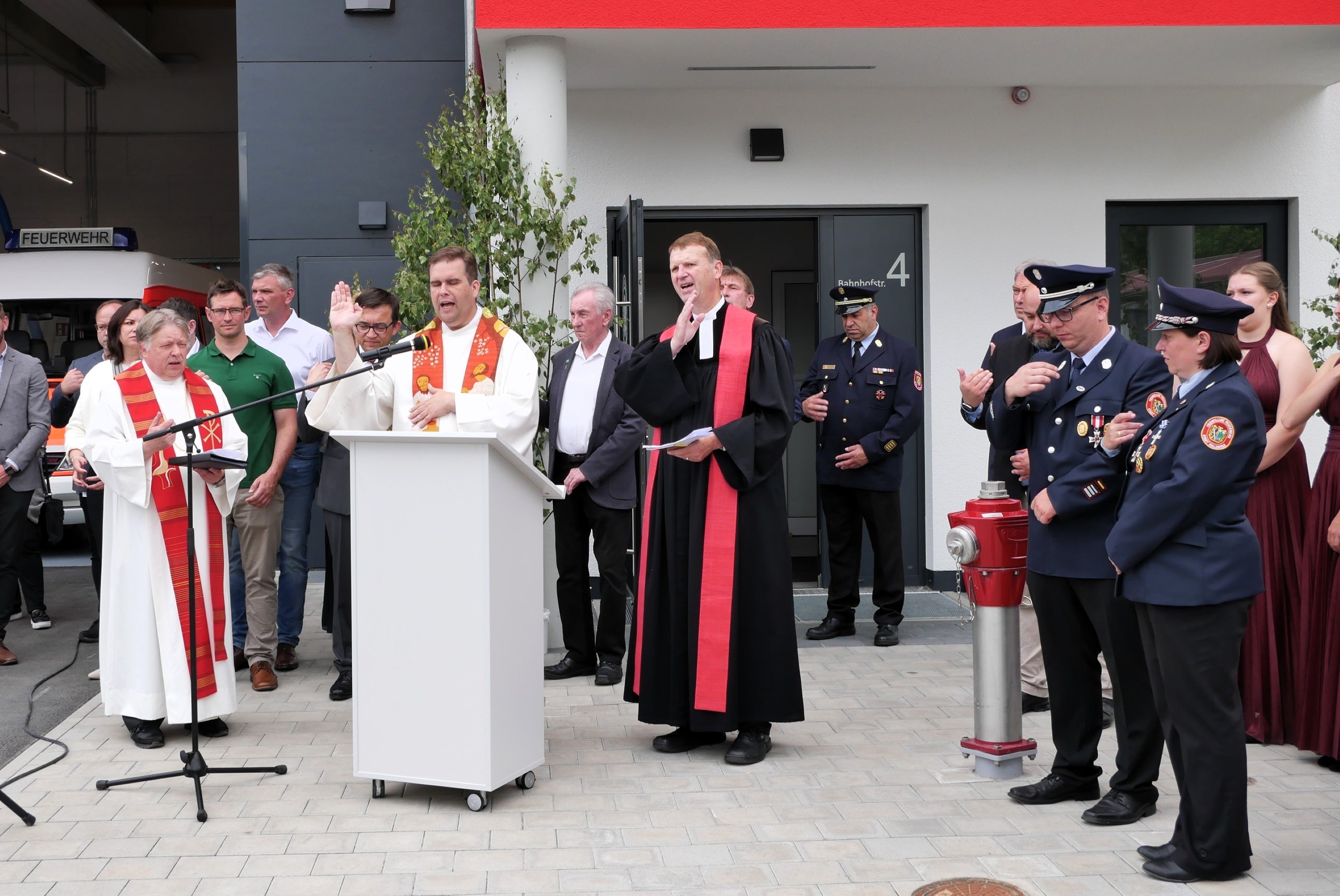 Segnung des neuen Feuerwehrgerätehauses durch Pfarrer Detlef Pötzl
